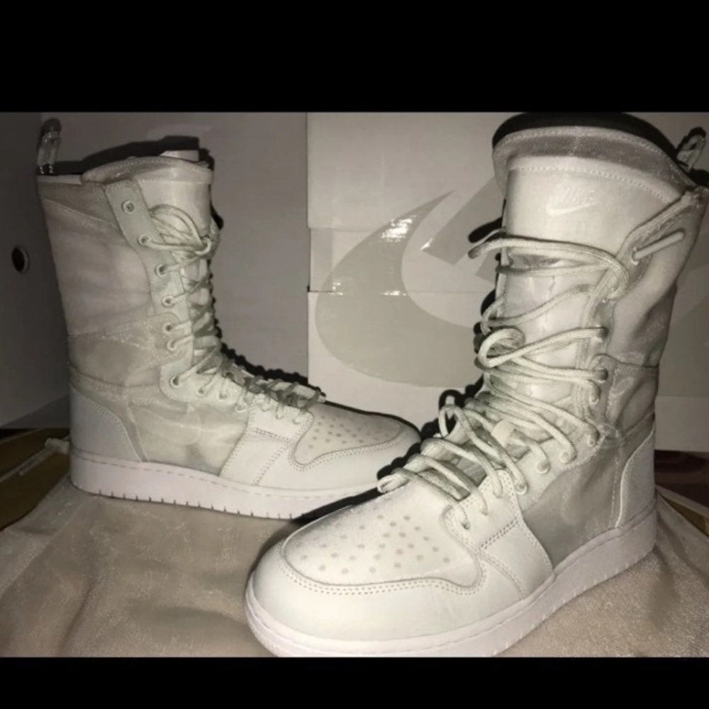Jordan 1 Explorer woman’s sneakers